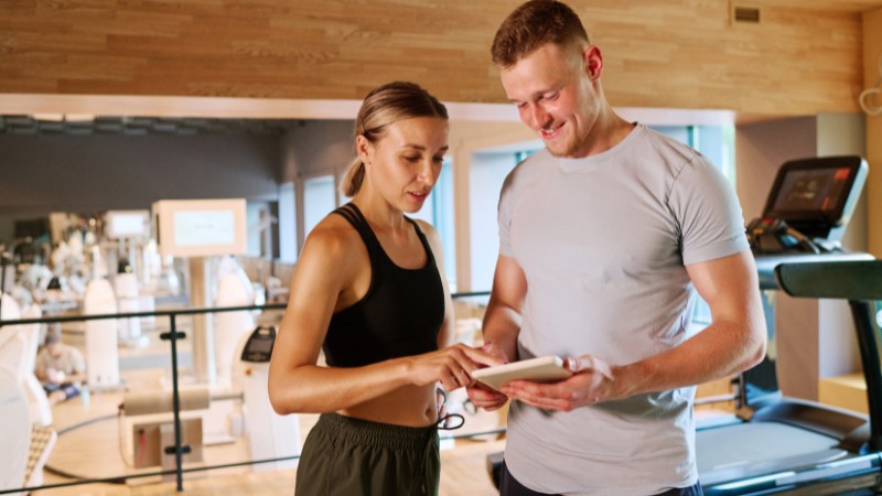 Un bon coach en dépolarisation mentale qui accompagne une sportive