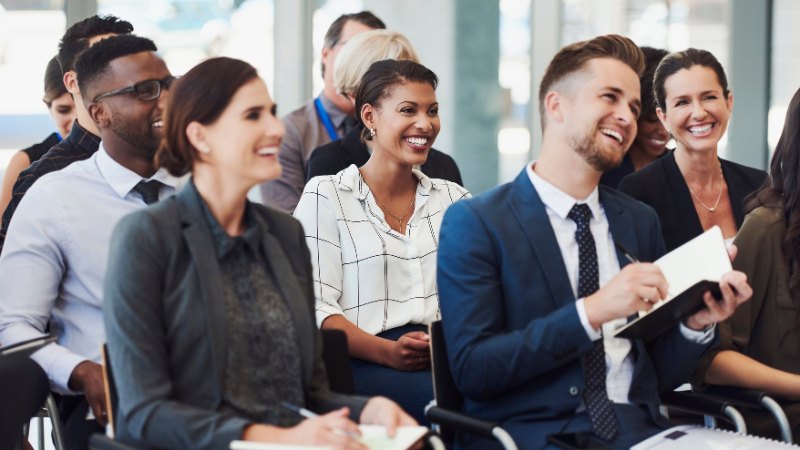 Des personnes qui participent à un séminaire sur la Dépolarisation®