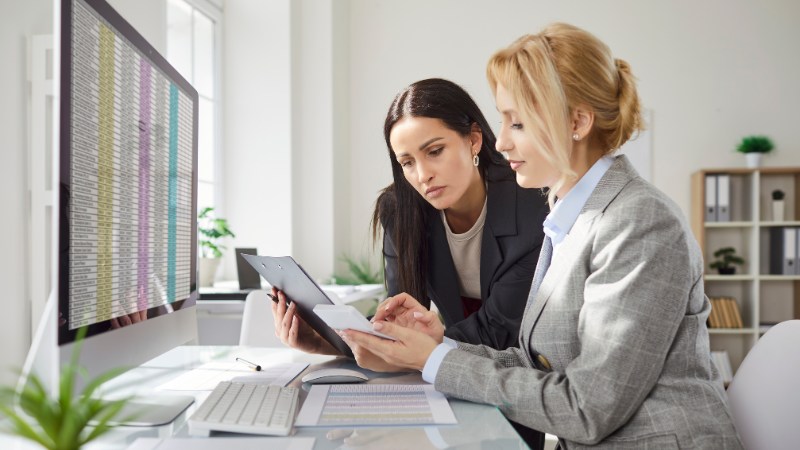 Un coach en Dépolarisation® avec une professionnelle en entreprise