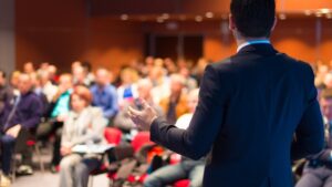 Un coach en Dépolarisation® en pleine conférence