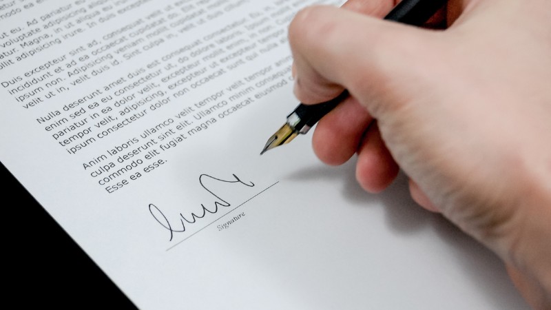 Un coach qui signe un accord de confidentialité