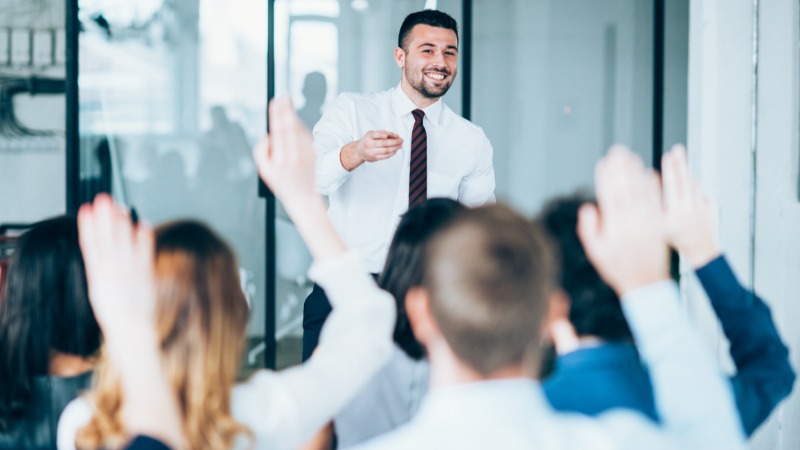 Un professionnel qui explique la Dépolarisation® pendant un cours