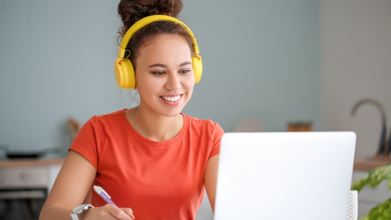 Une femme qui apprend les différentes méthodes de Dépolarisation®