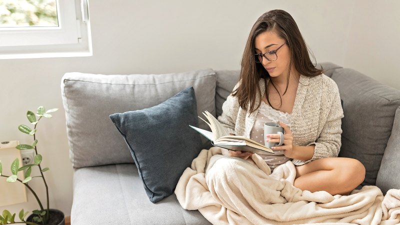 Une femme qui lit un livre sur la Dépolarisation®