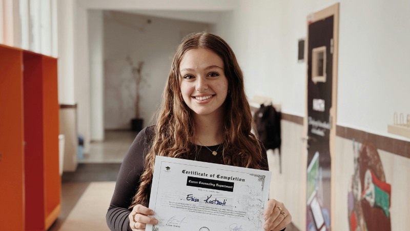 Une jeune femme montrant son certificat de formation en Dépolarisation®