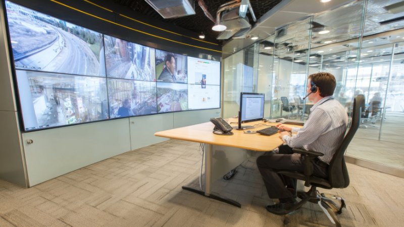 Un chef d'entreprise qui surveille son personnel