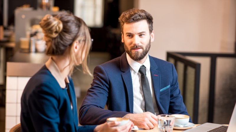 Un coach en Dépolarisation® qui accompagne une femme