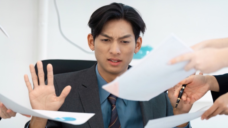 Un jeune entrepreneur qui manque de confiance en lui à cause de la peur