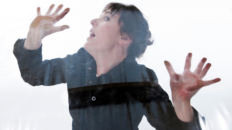 Une femme avec un plafond de verre qui a besoin d'une Dépolarisation®