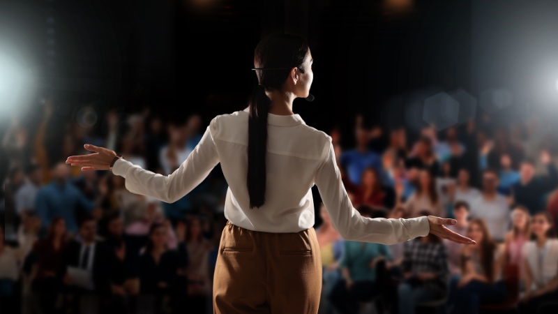 Une femme qui a dépassé sa peur de parler en public