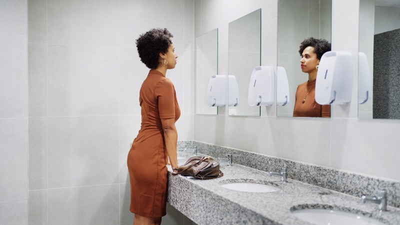 Une femme qui essaye d'appliquer la Dépolarisation® sur elle-même